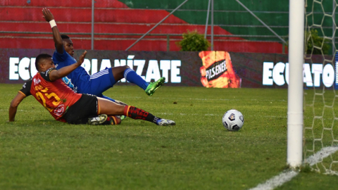 Los jugadores de Emelec y Deportivo Cuenca luego de disputar un balón que se direcciona al arco, en el partido por la Fecha 7 de la LigaPro 2022.