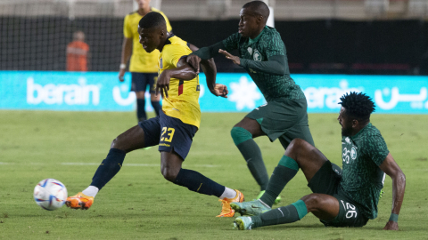 Moisés Caicedo domina la pelota en el partido entre Ecuador y Arabia, el 23 de septiembre de 2022, en Murcia.