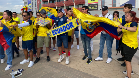 Hinchas ecuatorianos alentando fuera del estadio Enrique Roca de Murcia, el 23 de septiembre de 2022.