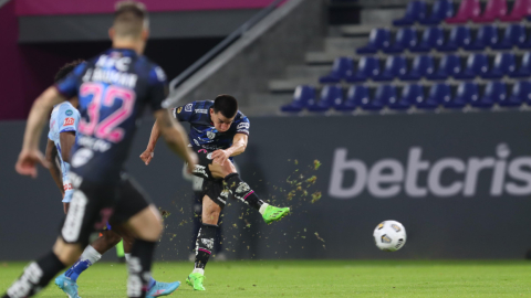 Fernando Gaibor cobra un penal ante Macará por la Fecha 12 de la LigaPro, el 24 de septiembre de 2022.