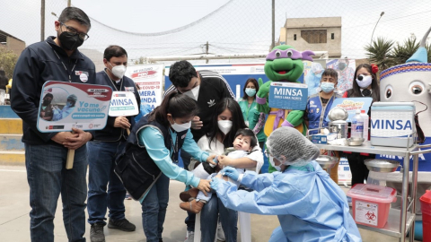 Un niño de siete meses recibe su dosis contra el Covid-19, en Perú, el 25 de septiembre de 2022. 