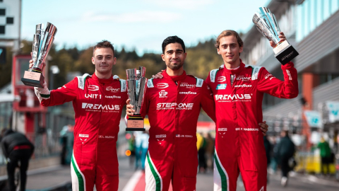 Juan Manuel Correa (centro) y sus compañeros del Prema Ferdinand Habsburg y Louis Deletraz luego de la competencia del 25 de septiembre, en Spa Francorchamps.