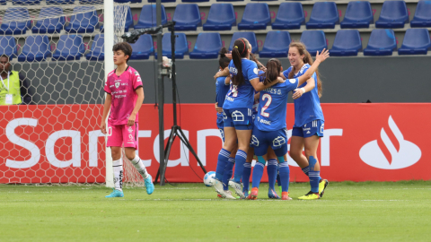 Las jugadoras de Universidad de Chile festejan un gol convertido a Dragonas IDV en la Fecha 1 de la Libertadores femenina, en el estadio Banco Guayaquil.