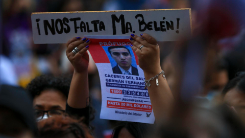 Una mujer sostiene una fotografía de Germán Cáceres, en una protesta en contra del femicidio de su esposa María Belén Bernal, el 21 de septiembre de 2022. 