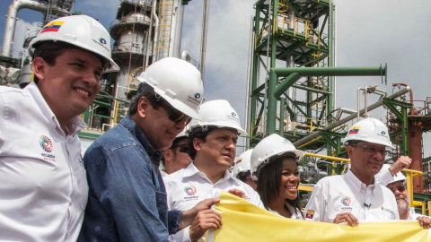 Álex Bravo (primero desde la izquierda) durante la inauguración de la repotenciación de la refinería de Esmeraldas, el 17 de diciembre de 2015.