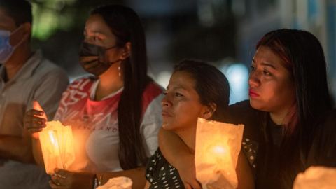 Familiares de los presos asesinados en la mayor masacre carcelaria de Ecuador participaron, la noche del 27 de septiembre de 2022, en una misa y vigilia en la plaza San Francisco, centro de Guayaquil.