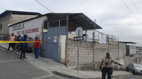 Fachada de la Escuela Tres de Diciembre, ubicada en el Fortín, noroeste de Guayaquil, en cuyos exteriores se registró una muerte violenta, el 29 de septiembre de 2022.