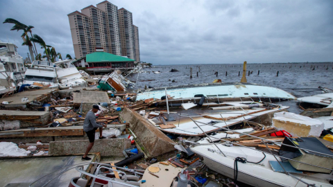 La gente mira los barcos destruidos después de que el huracán Ian arrasara en el Centennial Park en Fort Myers, Florida, Estados Unidos, el 29 de septiembre de 2022.