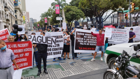 Desde los exteriores de la Gobernación del Guayas, pacientes renales exigieron, el 22 de septiembre de 2022, al IESS el pago a los prestadores externos de salud para continuar con sus tratamientos.