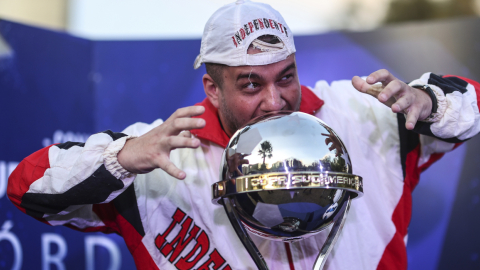 Un aficionado posa con el trofeo de la Copa Sudamericana mientras asiste a la Fiesta Sudamericana, en Córdoba, el 29 de septiembre de 2022.