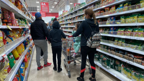 Una familia en un supermercado en el norte de Quito, en septiembre de 2022.