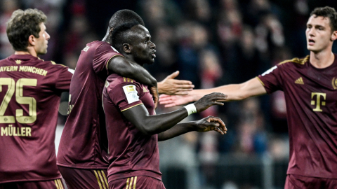 Sadio Mane celebra con sus compañeros el gol que marcó durante el partido entre Bayern Múnich y el Bayer Leverkusen, por la Bundesliga el 30 de septiembre de 2022.