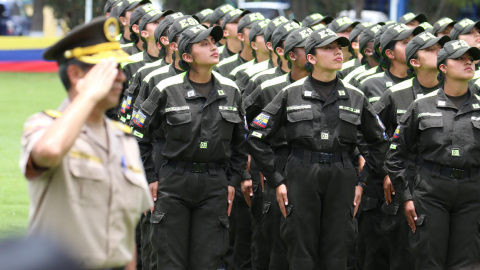 Cadetes de la Escuela Superior de Policía rinden honores durante una visita del presidente Guillermo Lasso, el 26 de septiembre de 2022, en Quito.