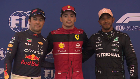 Checo Pérez, Charles Leclerc y Lewis Hamilton posan después de la 'qualy' en Singapore, el 1 de octubre de 2022.