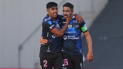 Luis Segovia y Cristian Pellerano, durante la final de la Copa Sudamericana 2022.