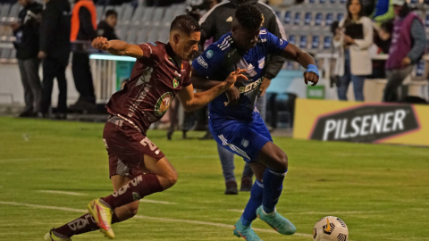 Alejandro Cabeza, de Emelec, intenta controlar una pelota en el partido ante Mushuc Runa, en Ambato, el 1 de octubre de 2022.