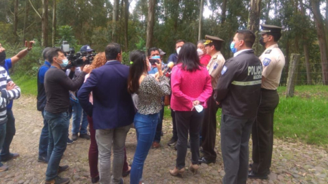 Personal de la Policía Nacional realiza declaraciones a la prensa tras hallar el cuerpo de Miguel Ángel Nazareno, alias 'Don Naza', Quito, el 14 de abril de 2022.