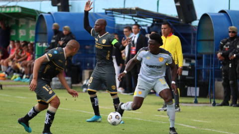 Roberto Ordóñez, de Aucas, maneja una pelota en el partido ante Cumbayá, en Sangolquí, el 2 de octubre de 2022.