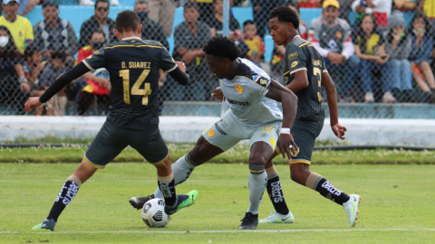 Roberto Ordóñez, de Aucas, maneja una pelota en el partido ante Cumbayá, en Sangolquí, el 2 de octubre de 2022.