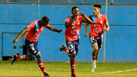 Jugadores de El Nacional celebran en el partido ante el Manta, el 4 de octubre de 2022.