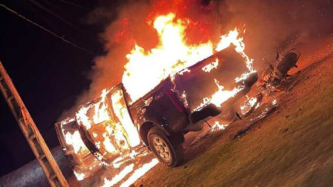 Imagen de la camioneta incinerada en una jornada violenta en el cantón Yaguachi, provincia del Guayas, la noche del 2 de octubre de 2022.