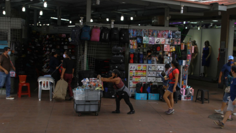 Comerciantes informales en Guayaquil, en septiembre de 2022.