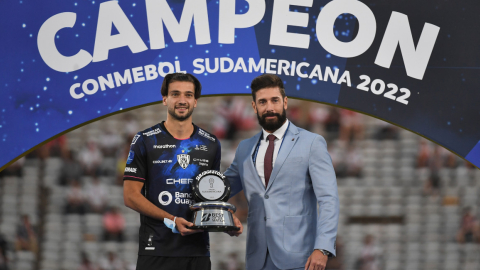 Lautaro Díaz recibe el premio a mejor jugador de la final de la Copa Sudamericana, el 1 de octubre de 2022.