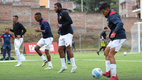 Los jugadores de Deportivo Quito hacen trabajos de calentamiento el 1 de octubre de 2022, en Alausí.