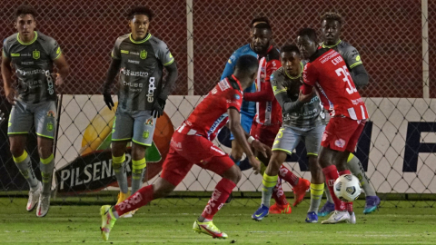 Jugadores de Deportivo Cuenca cubren su arco en el partido ante Técnico, en Ambato, el 3 de octubre de 2022.