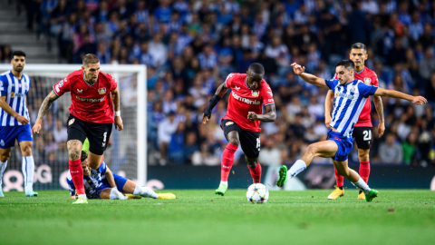 Jugadores del Bayer Leverkusen y el Porto, en el partido por la Champions League, el 4 de octubre de 2022.