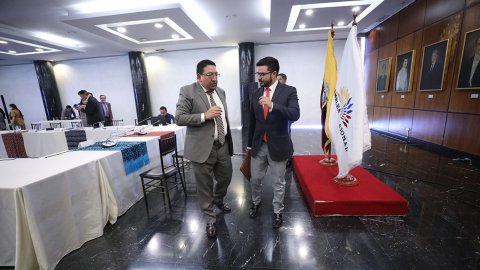 El presidente de la Asamblea, Virgilio Saquicela, y el secretario jurídico de la Presidencia, Fabián Pozo, conversan tras la entrega del anteproyecto de Ley de Inversiones, este 5 de octubre de 2022.