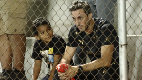 Luis Zubeldía en la tribuna del estadio Los Chirijos de Milagro, luego de ser expulsado por el árbitro Marlon Vera, el sábado 1 de octubre de 2022. 