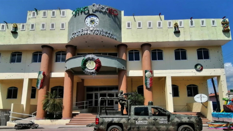 El Ejército Mexicano resguarda la zona donde se perpetró un ataque armando al Palacio Municipal de San Miguel Totolapan, Guerrero (México), el 5 de octubre de 2022.