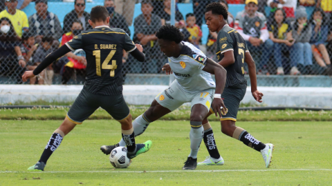 Roberto 'La Tuca' Ordóñez, de Aucas, disputa un balón con los jugadores de Cumbayá en la Fecha 12 de la segunda etapa de la LigaPro 2022.