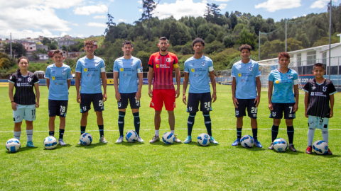 Todos los capitanes de Universidad Católica posan uniformados en el complejo de la Armenia, en Quito.