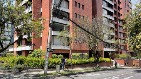 Hay postes virados debido al peso de los cables. Esto ocurre en la avenida González Suárez. 