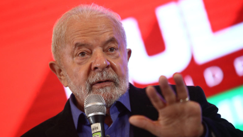 El expresidente y actual candidato a la presidencia de Brasil, Luiz Inacio Lula da Silva, habla durante una reunión con representantes deportivos en Sao Paulo, Brasil, el 27 de septiembre, 2022. 