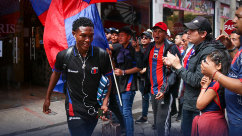 La hinchada del Deportivo Quito apoya a sus jugadores, el 1 de octubre de 2022.