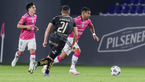 Junior Sornoza domina la pelota en el partido entre Independiente del Valle y Técnico Universitario, el 10 de octubre de 2022. 