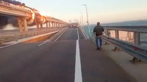 Vista lateral de la explosión en el puente de Crimea, que une la península con Rusia, el 8 de octubre de 2022. 