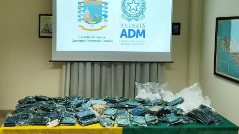 Fotografía cedida por la policía italiana sobre la incautación de la droga procedente de Ecuador, el 8 de octubre de 2022. 