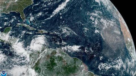 Imagen satelital del Centro Nacional de Huracanes (NHC) sobre la formación de la tormenta Julia en el norte de Colombia, el 7 de octubre de 2022. 