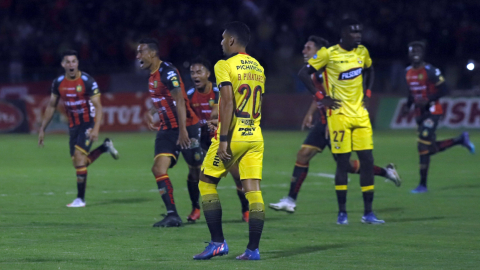 Jugadores de Barcelona y Deportivo Cuenca, en el partido por la LigaPro, el 8 de octubre de 2022.