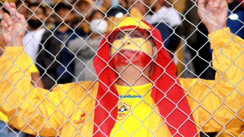 Un hincha de Aucas en las mallas del estadio Gonzalo Pozo Ripalda, en la LigaPro 2022. 