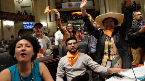 Grupos ambientalistas celebran en el Congreso de Colombia la aprobación de la ratificación del Acuerdo de Escazú, la noche del 10 de octubre de 2022.