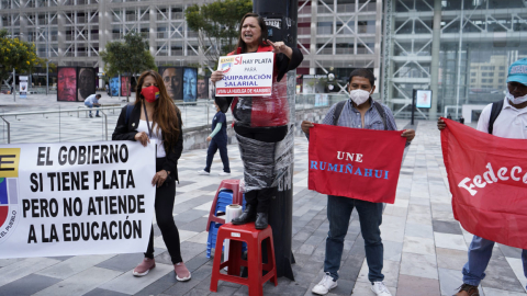 Docentes protestando por el alza salarial en mayo de 2022, en los exteriores de la Plataforma Financiera, en el norte de Quito.