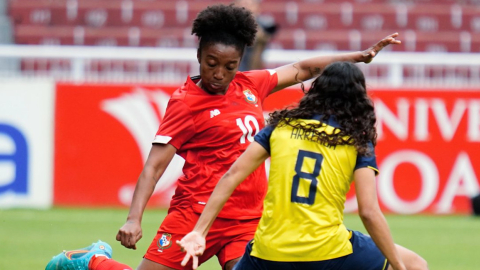 Las jugadoras Marta Cox de Panamá y Maylin Arreaga de Ecuador dispuntan un balón en el amistoso del 11 de octubre de 2022.