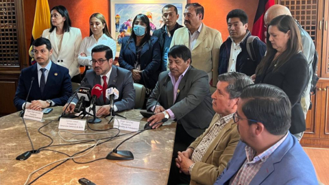 Miguel Ángel González, presidente del Comité Empresarial Ecuatoriano; Carlos Loaiza, presidente de la Cámara  de Comercio de Quito y Ángel Sánchez, presidente del FUT, en rueda de prensa sobre renovación de vocales al IESS, el 11 de octubre de 2022, en Quito.