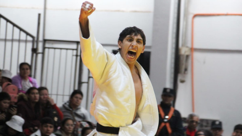 El judoca ecuatoriano Juan Pablo Ayala levanta su brazo y festeja en los Juegos Suramericanos, el 11 de octubre de 2022.