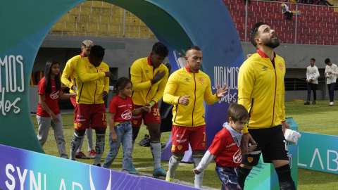 Los jugadores de Aucas saltan a la cancha antes de enfrentar a Mushuc Runa, el 9 de octubre de 2022.